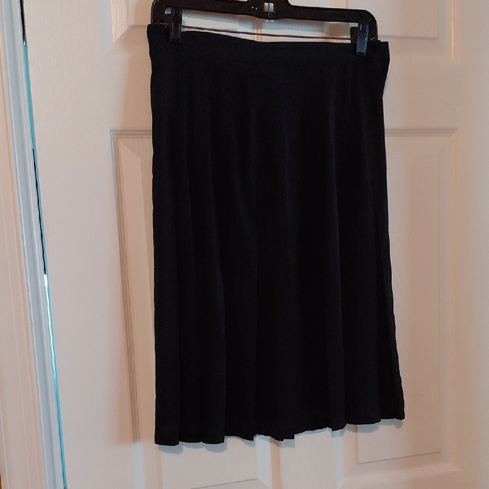 Women's Black Pleated Knee-Length Skirt